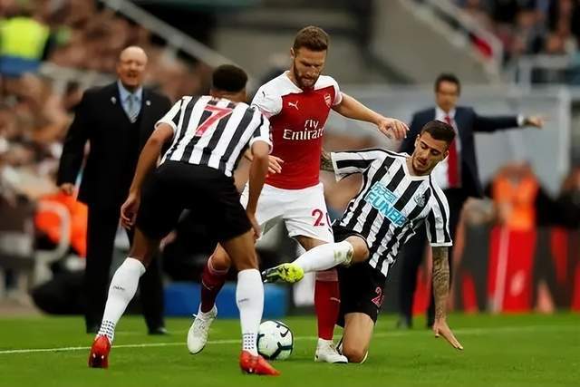 曼联又挖到宝！22岁天才新星踢爆曼城 合同只剩半年